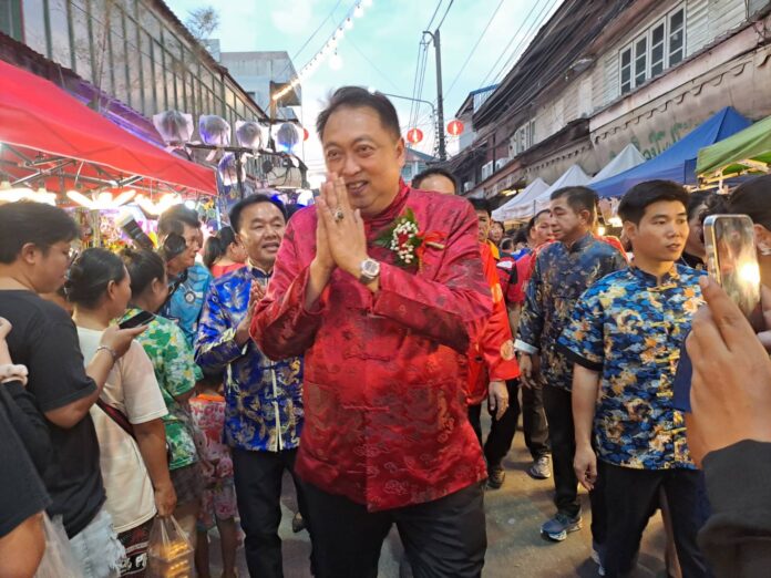 Жители Phanat Nikhom празднуют 22-й ежегодный Лунный фестиваль