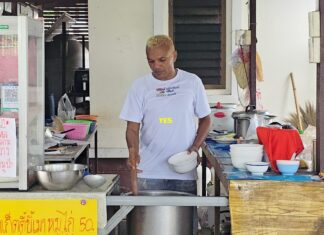 Thailands idrettsmyndighet besøker tidligere boksemester Amnat Ruenroeng i Sri Racha og tilbyr seg en ungdomstrenerrolle.