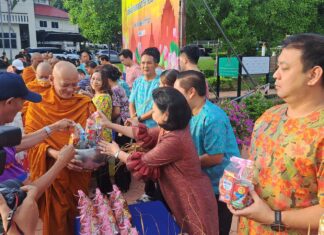 Sriracha Municipality and Buddhist Community Uphold Thai Tradition with Devorohana Almsgiving