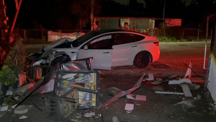 Водитель Tesla врезался в электрический столб, повредил рядом стоящий автомобиль и магазин в Восточной Паттайе