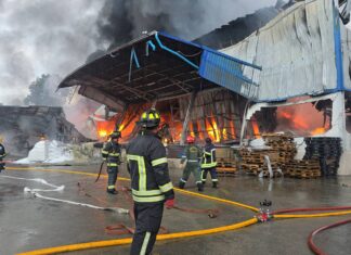 Incendio devasta una fabbrica di imballaggi in plastica a Sri Racha, possibile causa un fulmine