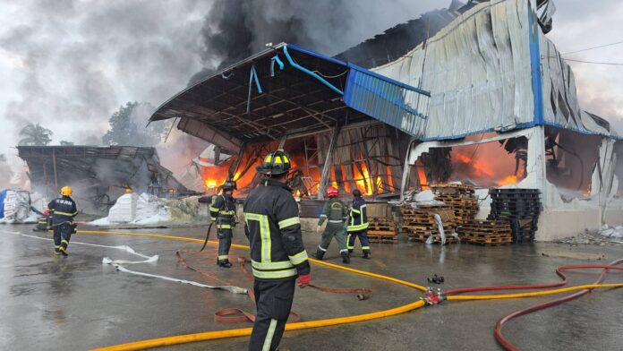 Пожар охватил завод по производству пластиковой упаковки в Сри Рача, возможная причина - удар молнии