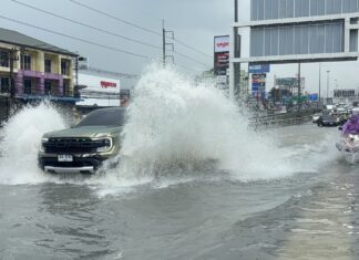 Le forti piogge causano gravi inondazioni in alcune zone di Pattaya durante il lungo fine settimana festivo