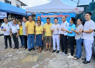 斯里拉查市长和社区举办慈善食品分发活动,庆祝 Navamindra Maharaj 日