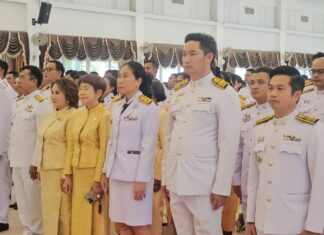 I residenti di Sriracha onorano Sua Maestà Reale il Re Rama IX Il Grande nel giorno di Navamindra Maharaj