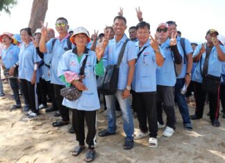 パタヤ市長、ジョムティエンビーチの道路工事の最新情報を発表、双方向交通の復活、ビーチの商店主の新ユニフォーム