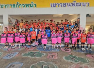 地元のリーダーが東部地域予選に向けてノンプルー幼稚園チームにフットサルキットを寄付