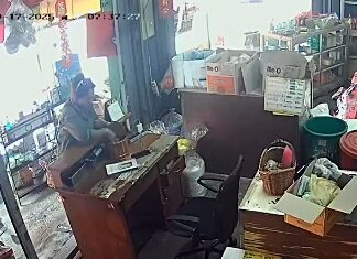 La vidéosurveillance attrape un voleur en série au marché de Sri Racha. La victime la confronte et récupère l'argent volé.