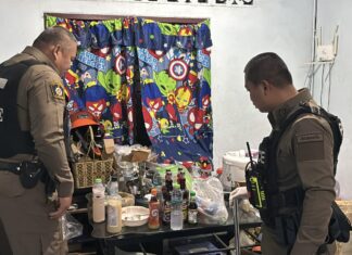 パタヤ近郊で店主が地元住民を剣で脅迫したとして逮捕、警察によると容疑者は大麻の大量使用により妄想状態にある