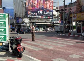 酔った外国人がパタヤの交通量の多い交差点で全裸になり神に祈る