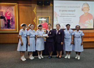 L'ospedale Sriracha celebra la giornata nazionale degli infermieri e rende omaggio agli amministratori infermieristici