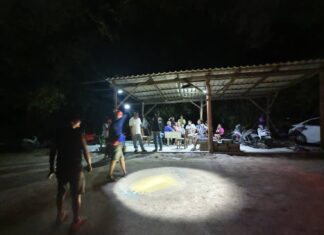 Bangladeshin viranomaiset tekivät ratsian laittomaan uhkapelipaikkaan ja pidättivät 13 ihmistä päivää sen jälkeen, kun Thaimaan hallitus kielsi korttipelit urheiluna.