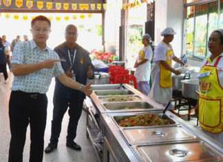 パタヤ副市長がベジタリアンフェスティバルで食品安全検査を主導