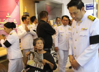 パタヤの住民は涙を流して悲しみ、土地の母に最後の別れを告げる