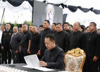 チョンブリ住民がシリキット王妃陛下(皇太后)に敬意を表す