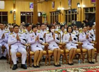 チョンブリの人々はシリキット王太后陛下を讃えるため厳粛な仏教の詠唱で団結した