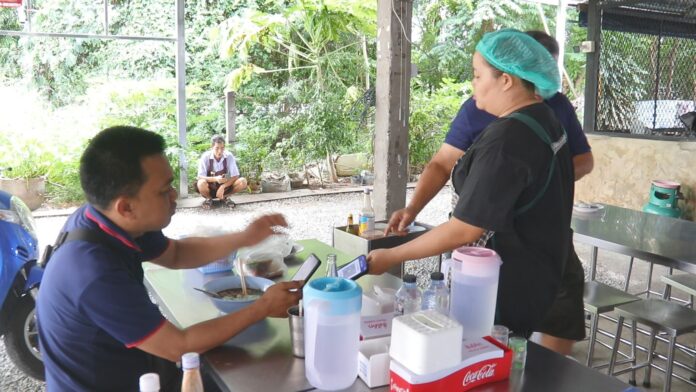 Паттайя оживает в первый день программы Half Half, поскольку покупатели стремятся использовать субсидии