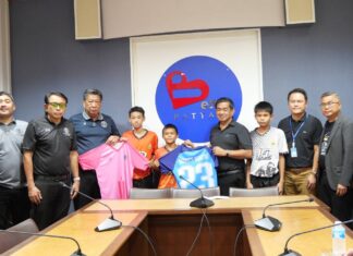 パタヤ副市長、地域大会出場のユースフットサル選手にチームジャージと旅費を贈呈