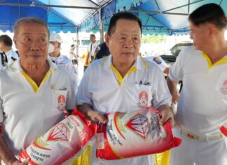 芭堤雅沙旺博里汶基金会在素食节结束前向贫困人群分发大米