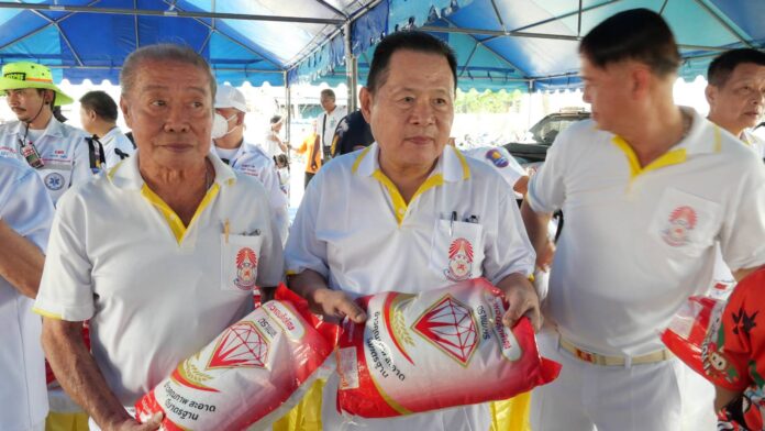 Фонд Sawang Boriboon в Паттайе распределяет рис нуждающимся перед завершением Вегетарианского фестиваля