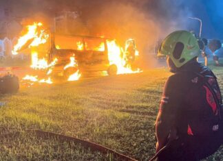 シラチャでバンが安全な場所まで牽引中に炎上