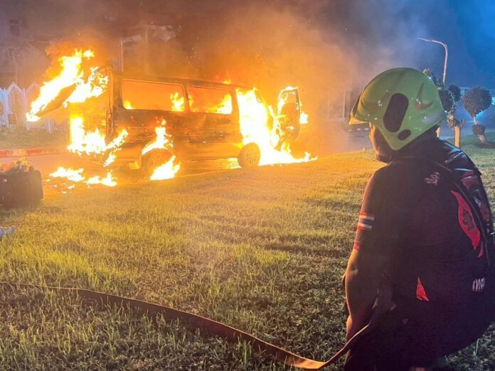 Микроавтобус охвачен пламенем во время буксировки на безопасное расстояние в Sri Racha