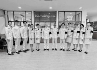 検察官がチョンブリでシリキット王太后陛下に敬意を表す