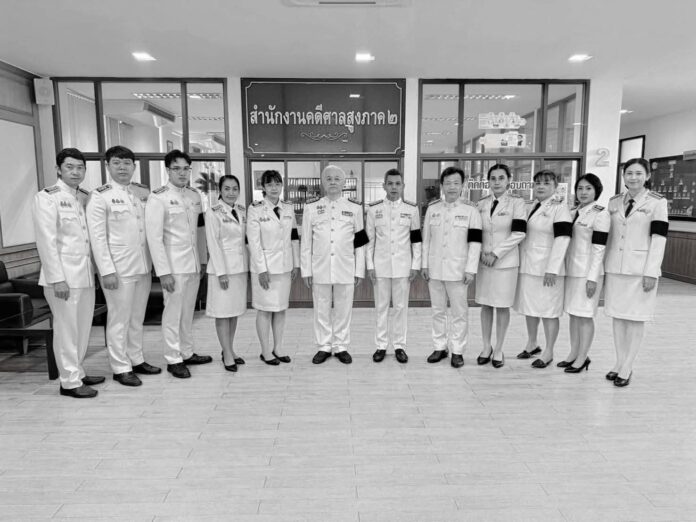 Прокуроры отдают дань уважения Её Королевскому Величеству Королеве-матери Сирикит в Чонбури