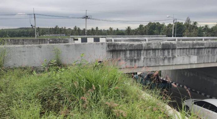 Наглые воры выкапывают землю, чтобы украсть медные кабели в туннеле разворота на шоссе 331