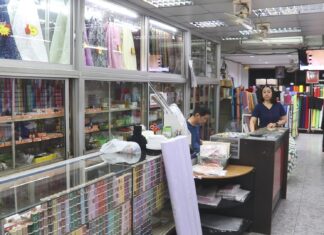 パタヤでは住民が皇太后陛下への追悼の品として買い求めるため、黒と白の生地が不足している