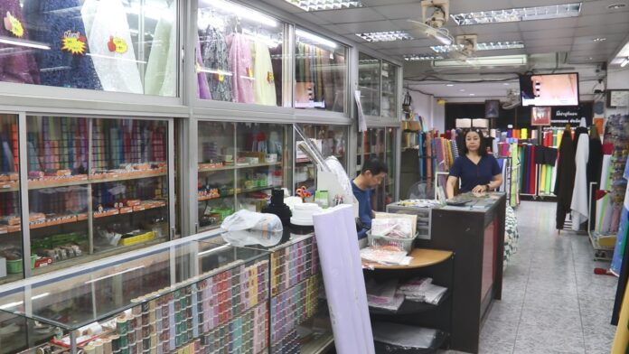 В Паттайе заканчиваются черные и белые ткани, так как жители спешат купить их для траурных даней Ее Королевскому Величеству королеве-матери