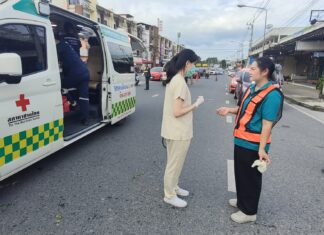 Las cámaras de seguridad captaron a un motociclista imprudente cruzando en sentido contrario, provocando una colisión con una madre y su hijo en Sri Racha, quienes se dirigían a la escuela. La madre resultó gravemente herida.