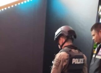 Kraftigt berusad utländsk turist gripen efter att ha misshandlat en funktionshindrad thailändsk man och orsakat kaos på LK Metro i Pattaya.