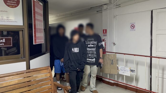 В Паттайе арестованы двое подозреваемых в нападении на курьеров по доставке еды и использовании поддельного оружия