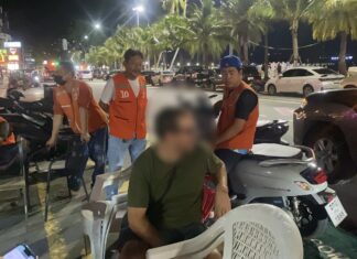 Израильтянин, возмущённый спором о возврате более 300 бат, привёл к предполагаемой краже пожертвований храму в массажном салоне в Паттайе. Персонал и мотоциклисты преследуют подозреваемого.