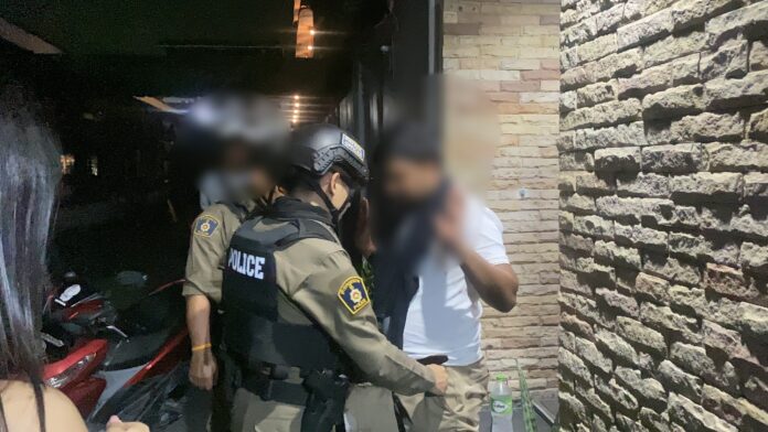 Женщина из Паттайи в ужасе, когда бывший индийский бойфренд вырвал сумку; добрые самаритяне на месте задержали подозреваемого