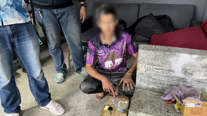 Полиция Бангламунг провела рейд и арестовала подозреваемого в наркоторговле с действующим ордером