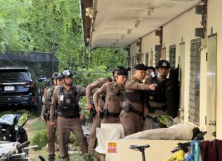 파타야 경찰, 불법 총기 제조소 급습: 27세 남성, 온라인에서 판매되는 100% 신뢰할 수 있는 수제 총기 자랑