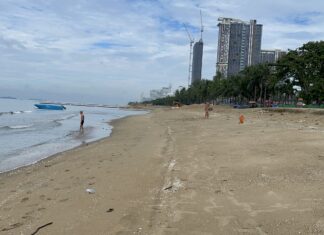 Una pareja extranjera desata la indignación al conducir una motocicleta por la arena de la playa de Jomtien