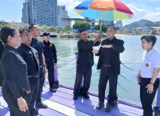 La Municipalidad y la Oficina del Distrito de Sri Racha inspeccionan el Puente Púrpura para el Festival Loy Krathong.