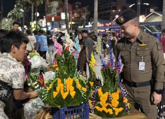 Les habitants de Pattaya célèbrent Loy Krathong en hommage solennel à Sa Majesté la Reine Mère Sirikit