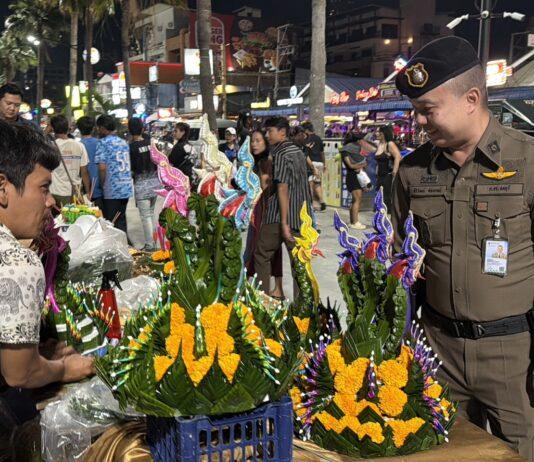 I residenti di Pattaya celebrano il Loy Krathong in un triste omaggio a Sua Maestà la Regina Madre Sirikit