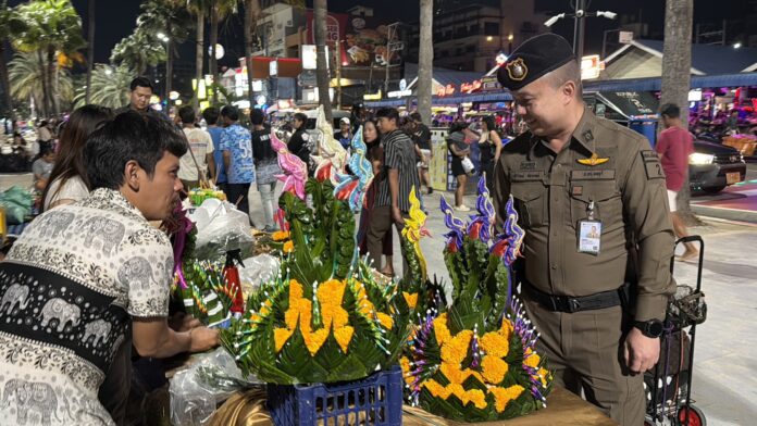 Жители Паттайи наблюдают за Loy Krathong в мрачном дань уважения Ее Королевскому Величеству Королеве-матери Сирикит