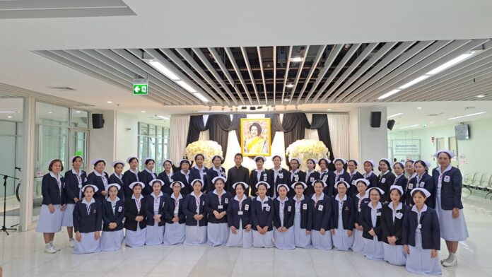 Больница Somdech Phra Borommaratchathewi в Sriracha проводит церемонию в честь Её Королевского Величества Королевы-матери Сирикит