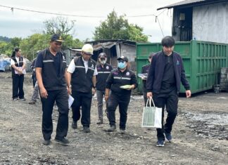 Thailands industriminister och team inspekterar återvinningsanläggning i Chonburi efter klagomål om lukt