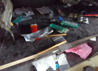 Un repartidor fue hallado muerto en su habitación de residencia estudiantil tras una visita al médico de Sri Racha; se encontraron parafernalia relacionada con las drogas.