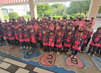 Burmistrz Nongprue, radny i gwiazda krajowej piłki nożnej wspierają młodych sportowców jadących na igrzyska w Rayong