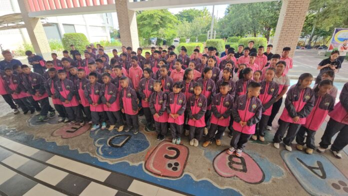 Мэр Нонгпру, советник и национальная звезда футзала поддерживают молодых атлетов, направляющихся на игры в Районг