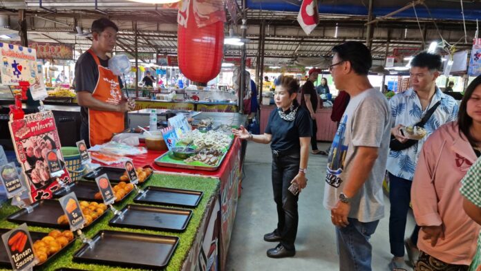 Муниципалитет Huay Yai проводит тренинг по гигиене для продавцов на рынке Haad Dong City