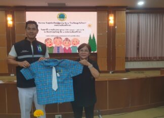 シラチャ市長、高齢者学校プログラムの第2期生として50人の高齢者に制服を配布